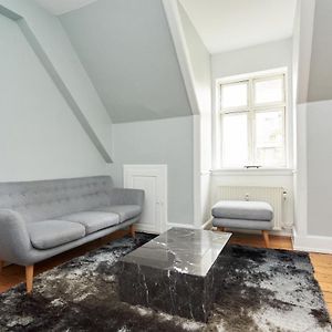 Stylish 5 Person Apartment In Vibrant Urban Area